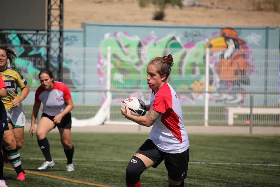 Una jugadora de Bucaneros avanza con el balón bajo el brazo