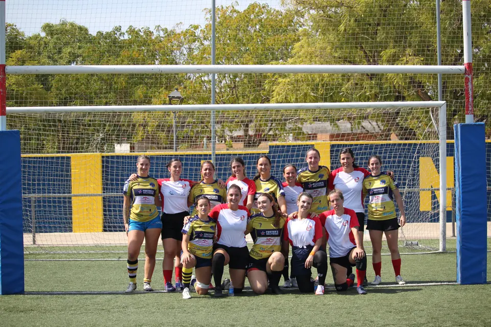 Foto de grupo de las Bucaneras y las jugadoras del Cádiz Rugby en el IV Trofeo García de la Rosa