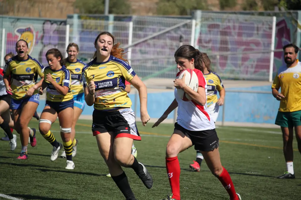Una jugadora de Bucaneros corre con el balón perseguida por varias rivales