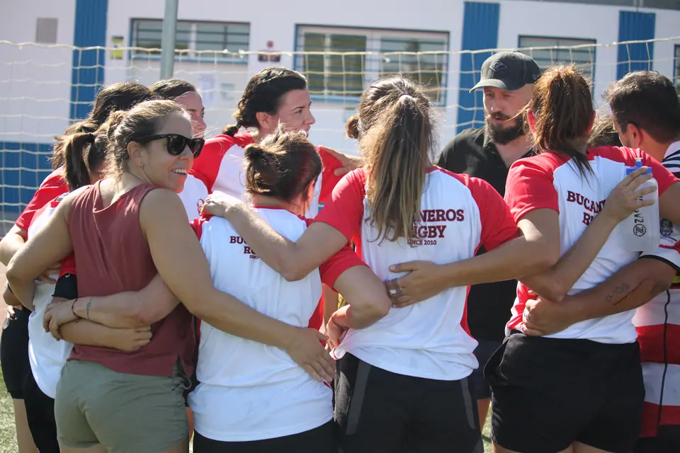 Las Bucaneras se abrazan en piña antes del partido