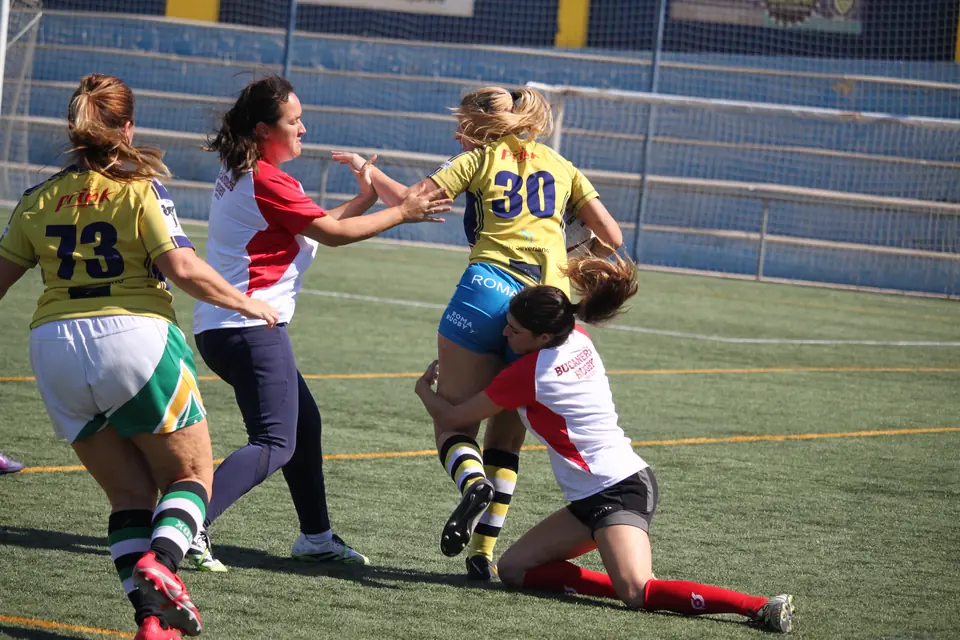 Una jugadora de Bucaneros placa a una rival durante el partido