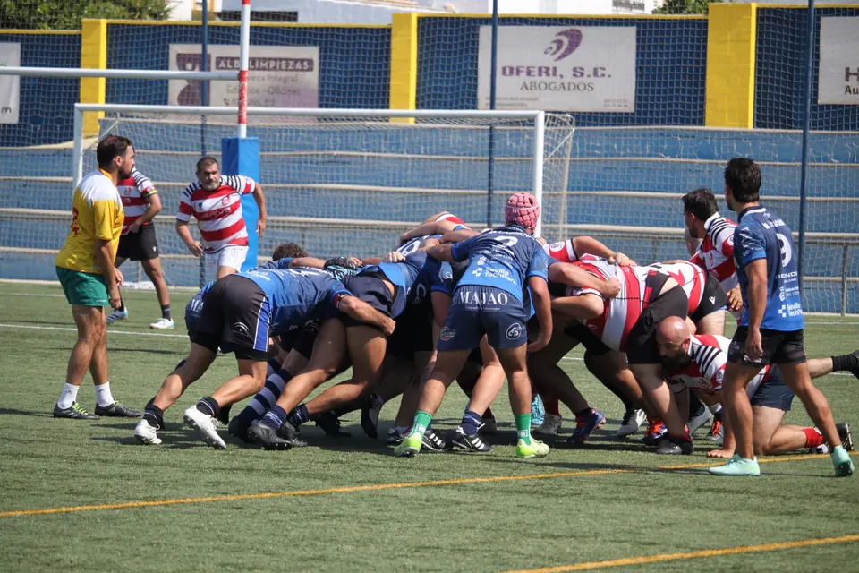Melé del senior de Bucaneros durante un partido en el campo de Gines