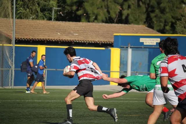 Un jugador de Bucaneros se escapa de un placaje con el balón bajo el brazo