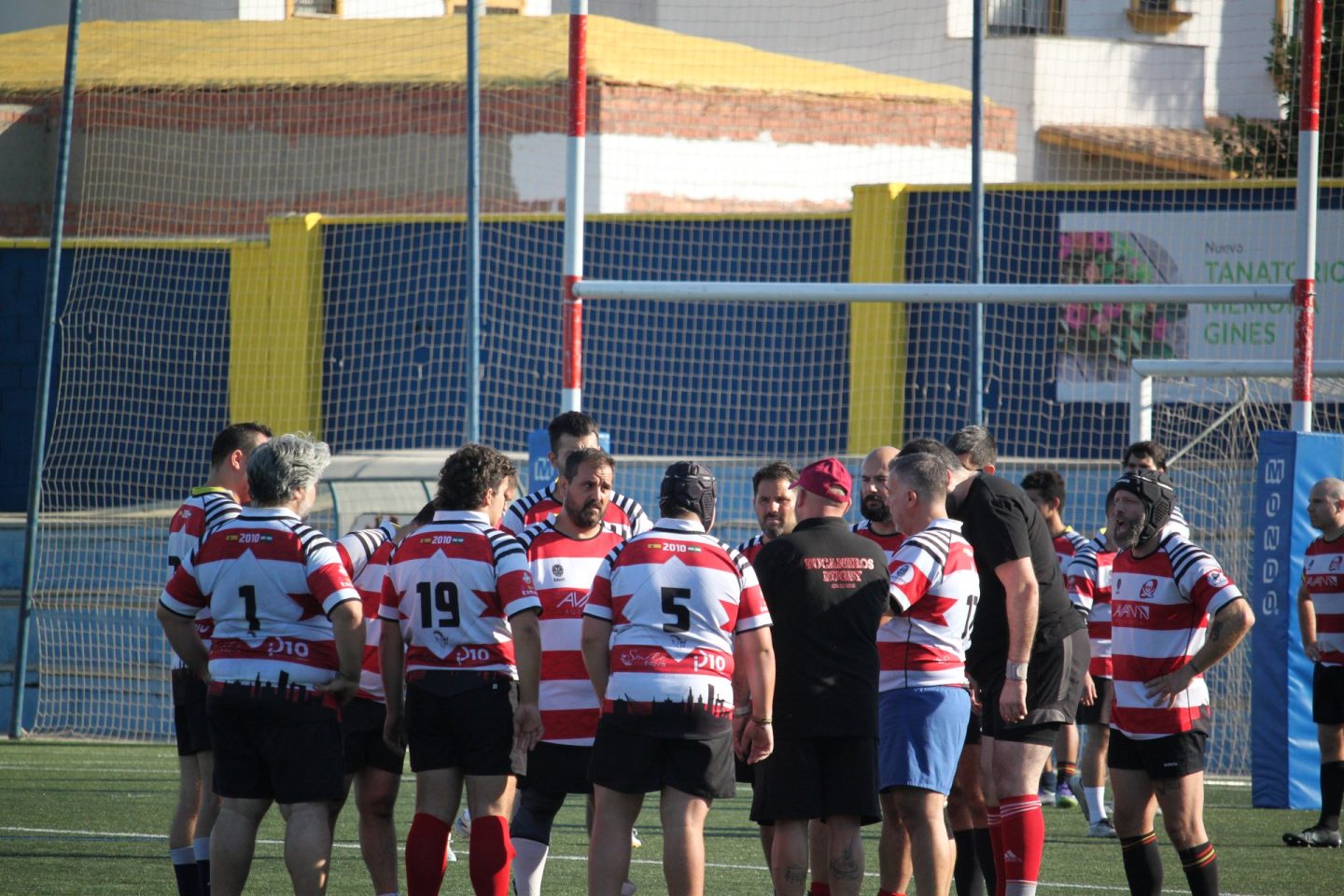 Jugadores del senior de Bucaneros reunidos en el campo antes de un partido del IV Trofeo García de la Rosa en Gines